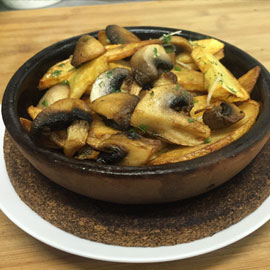 Картофель жаренный с грибами и луком